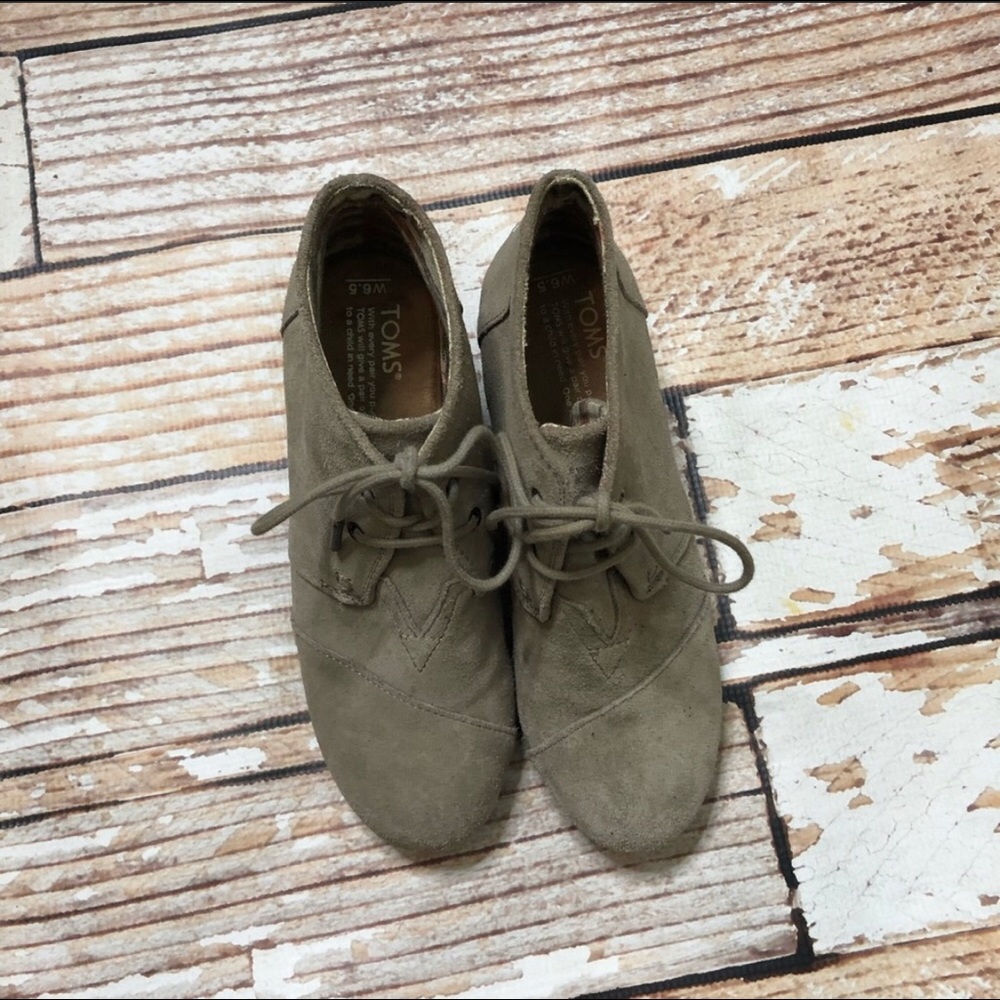TOMS Desert wedge taupe suede booties 6.5